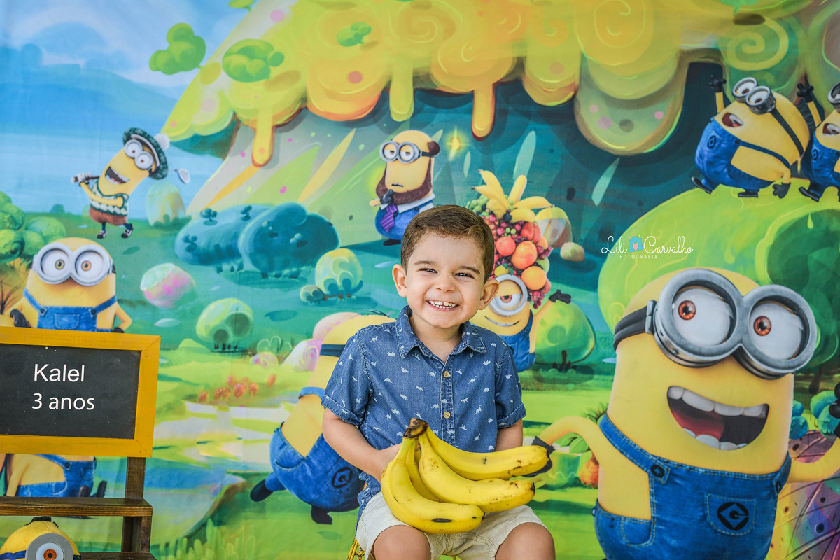 fotografia de aniversario em Maringá, segurando banana 