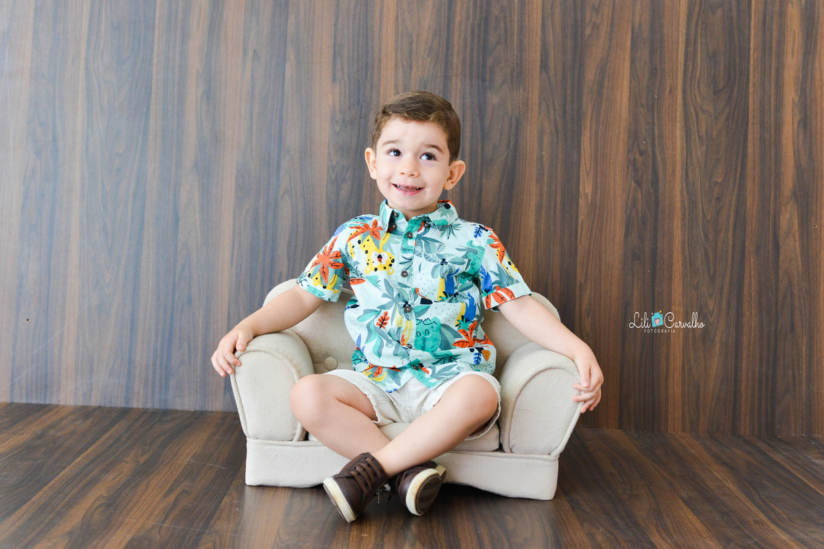 fotografia de aniversario em Maringá, menino sentado no sofá