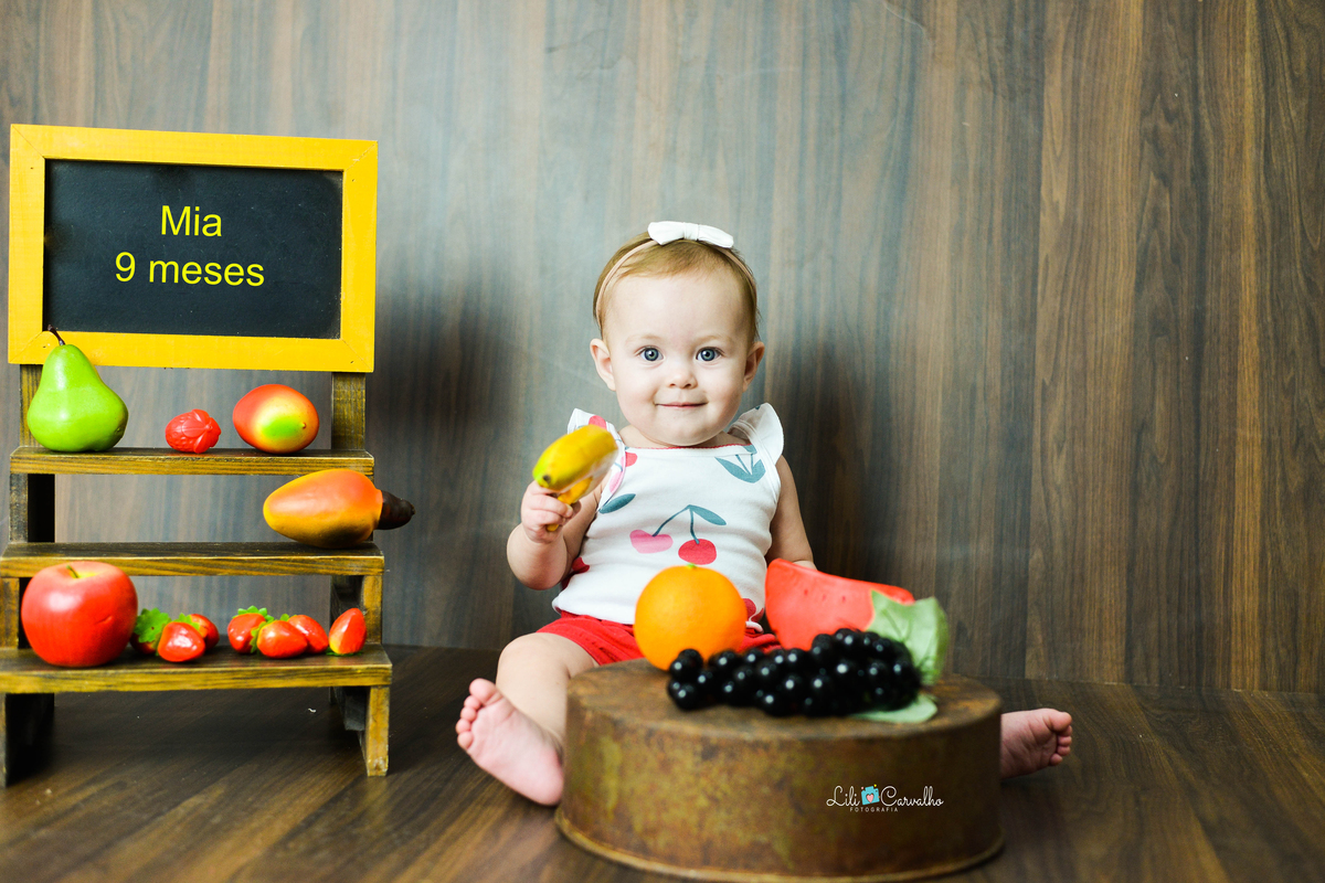 ensaio fotografico em Maringá, , fazendo de conta que come fruta