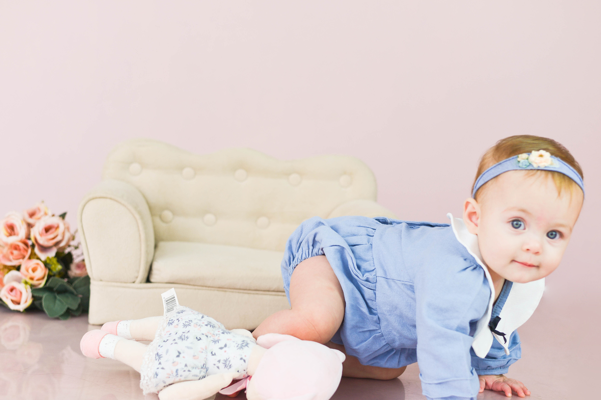 ensaio fotografico em Maringá, , engatinhando, de azul 