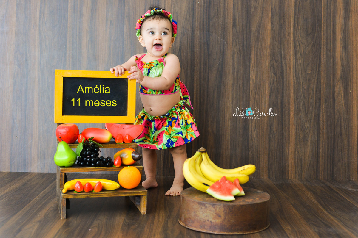fotografia infantil em maringá,  criança em pé sorrindo