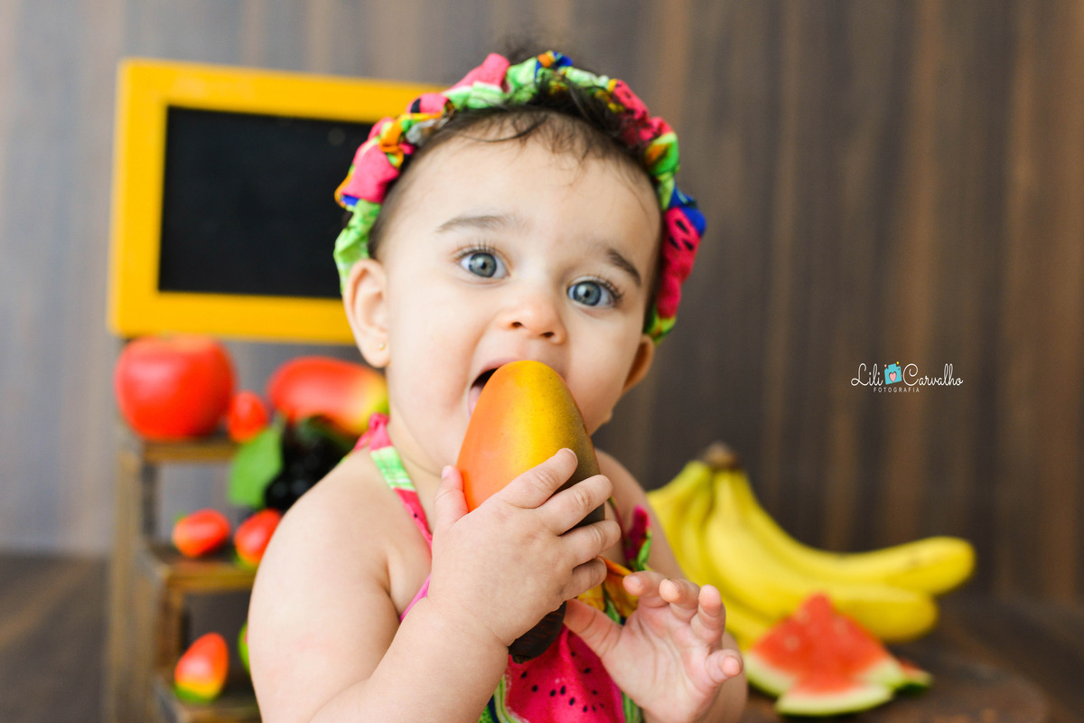 fotografia infantil em maringá, , comendo fruta
