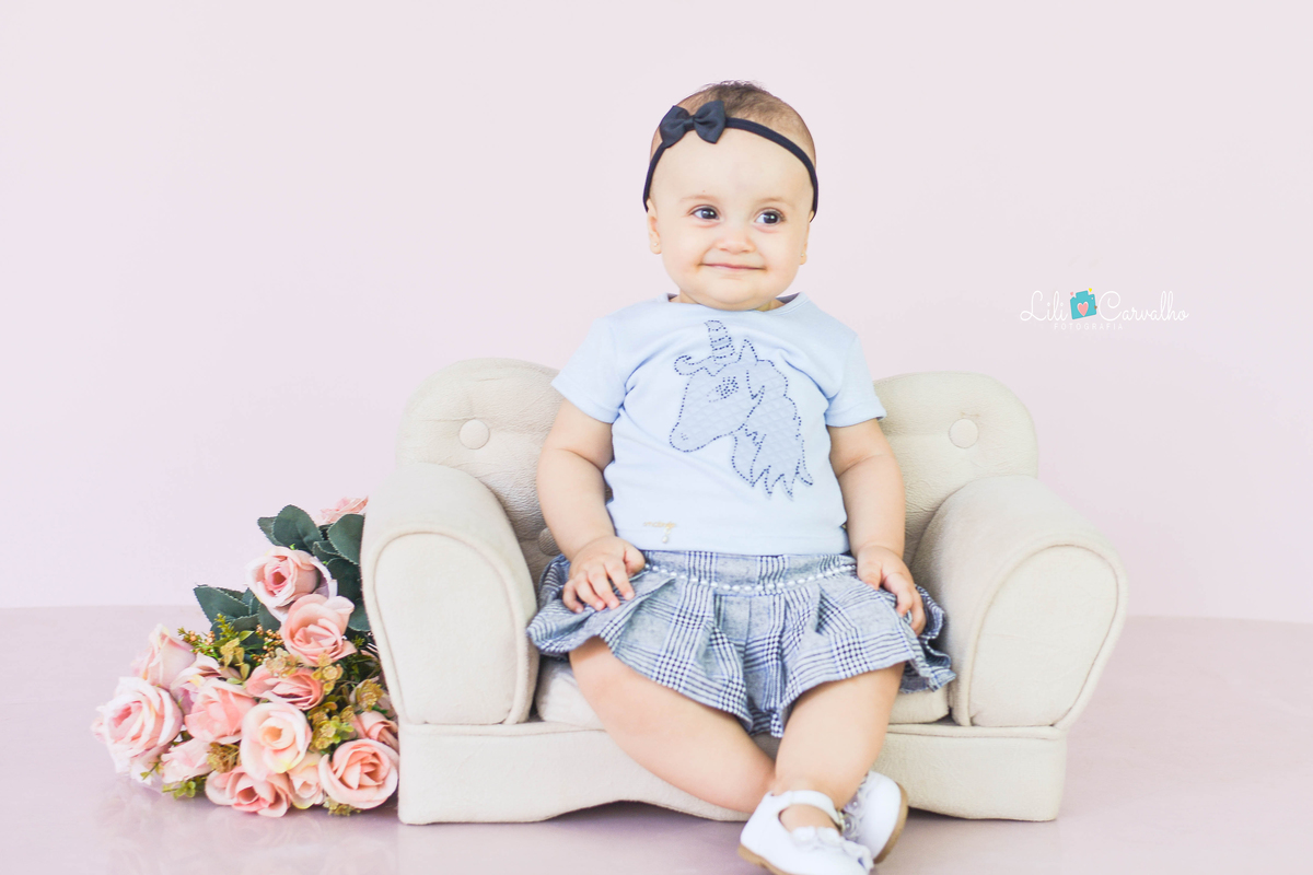 bebe sentada em sofazinho 