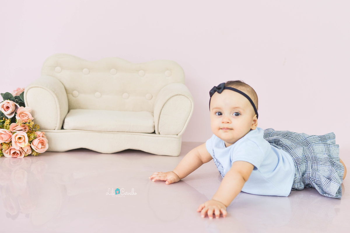 bebê em pose de engatinhar