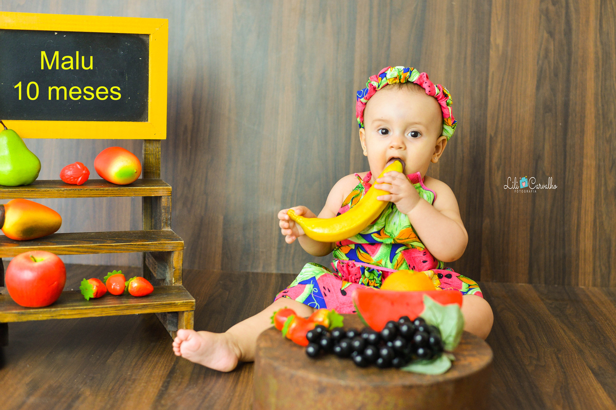 bebê querendo comer banana de mentira 