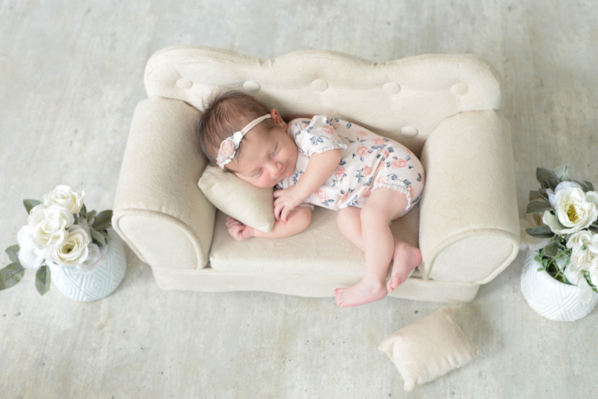 bebe dormindo em sofázinho