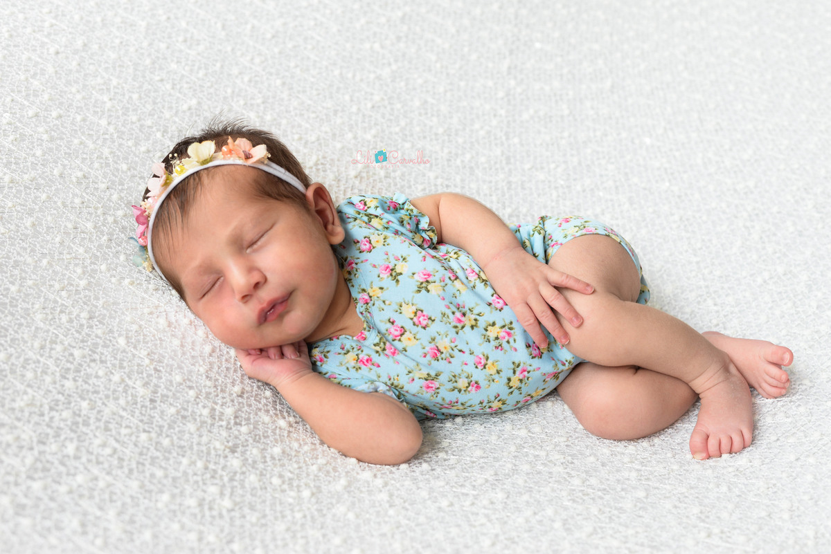 fotografia de bebê com mão no rosto