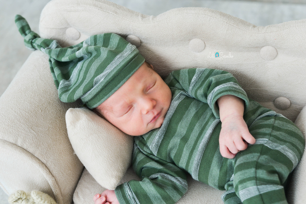 bebê dormindo, roupa verde