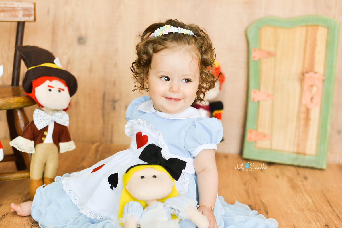 criança olhando para lado, fotografia infantil acompanhamento mensal  fotografico em Maringá