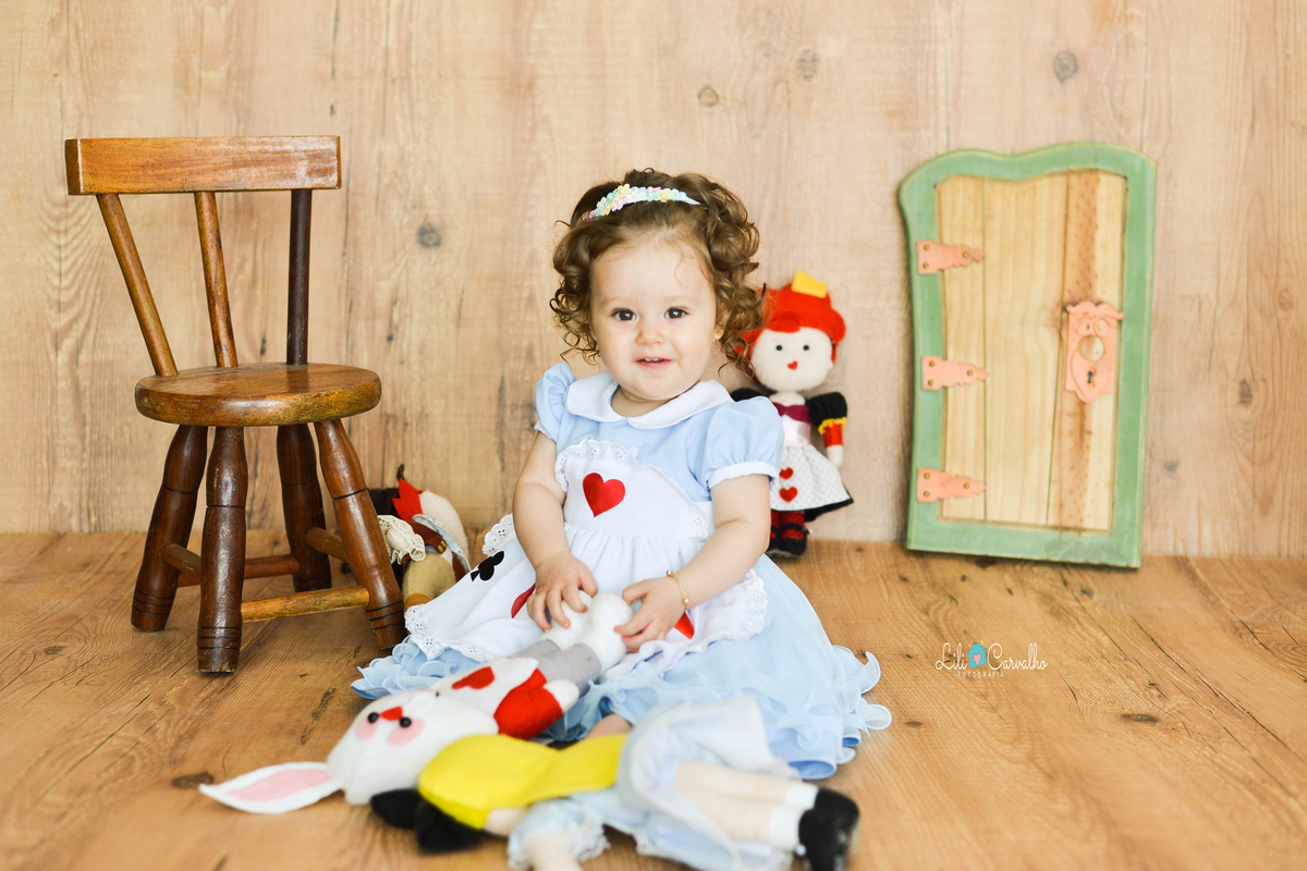 foto completa criança tema alice pais das maravilhas acompanhamento mensal  fotografico em Maringá