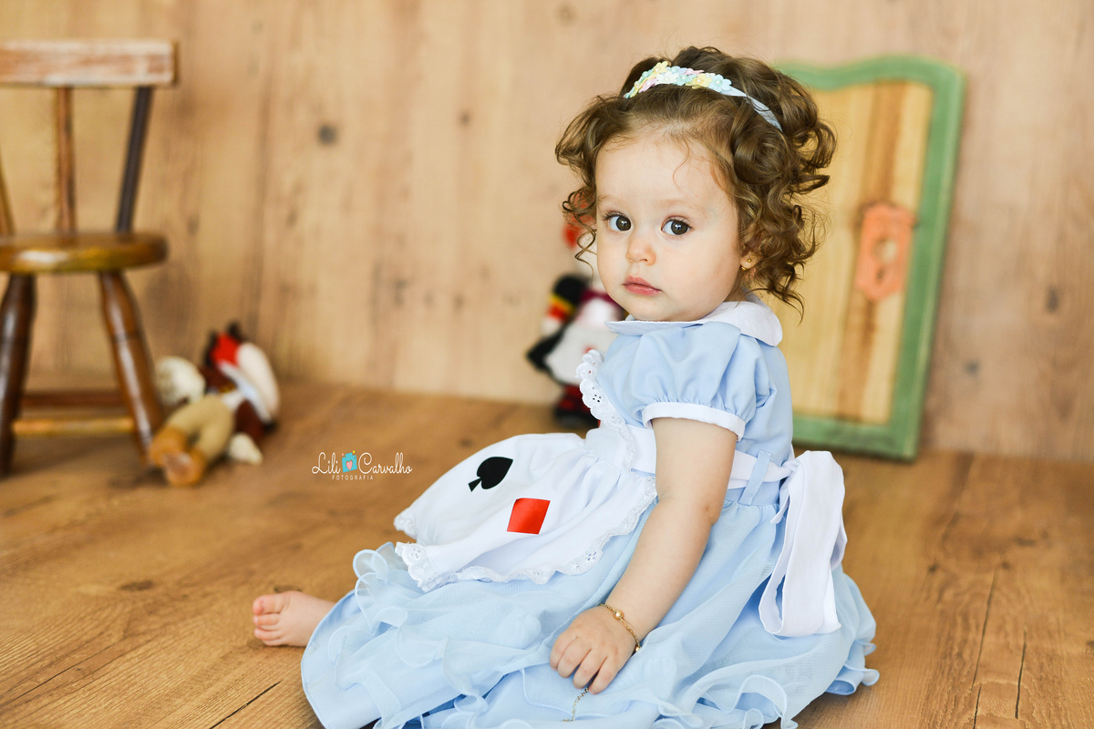 crianca olhando para tras, alice no pais das maravilhas