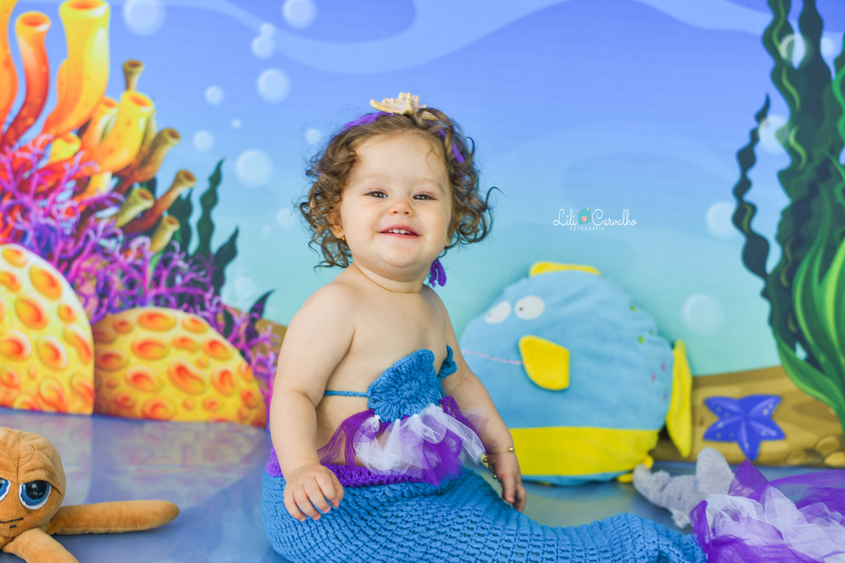 criança sorrindo tema sereia acompanhamento mensal  fotografico em Maringá