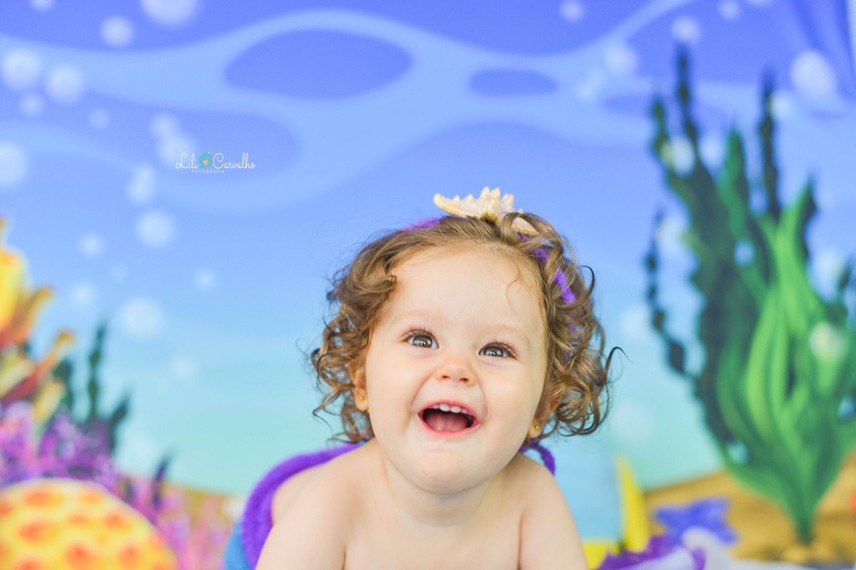 crianca sorrindo, olhando para cima, fotografia  acompanhamento mensal  fotografico em Maringá