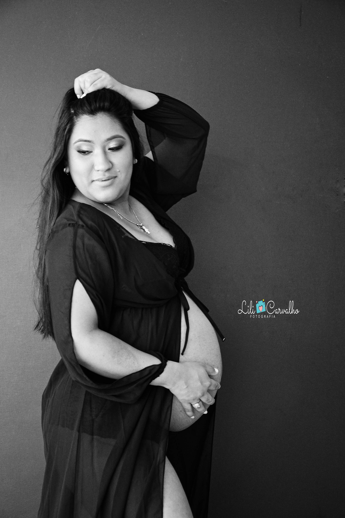 fotografia de gestante em Maringá olhando para lado