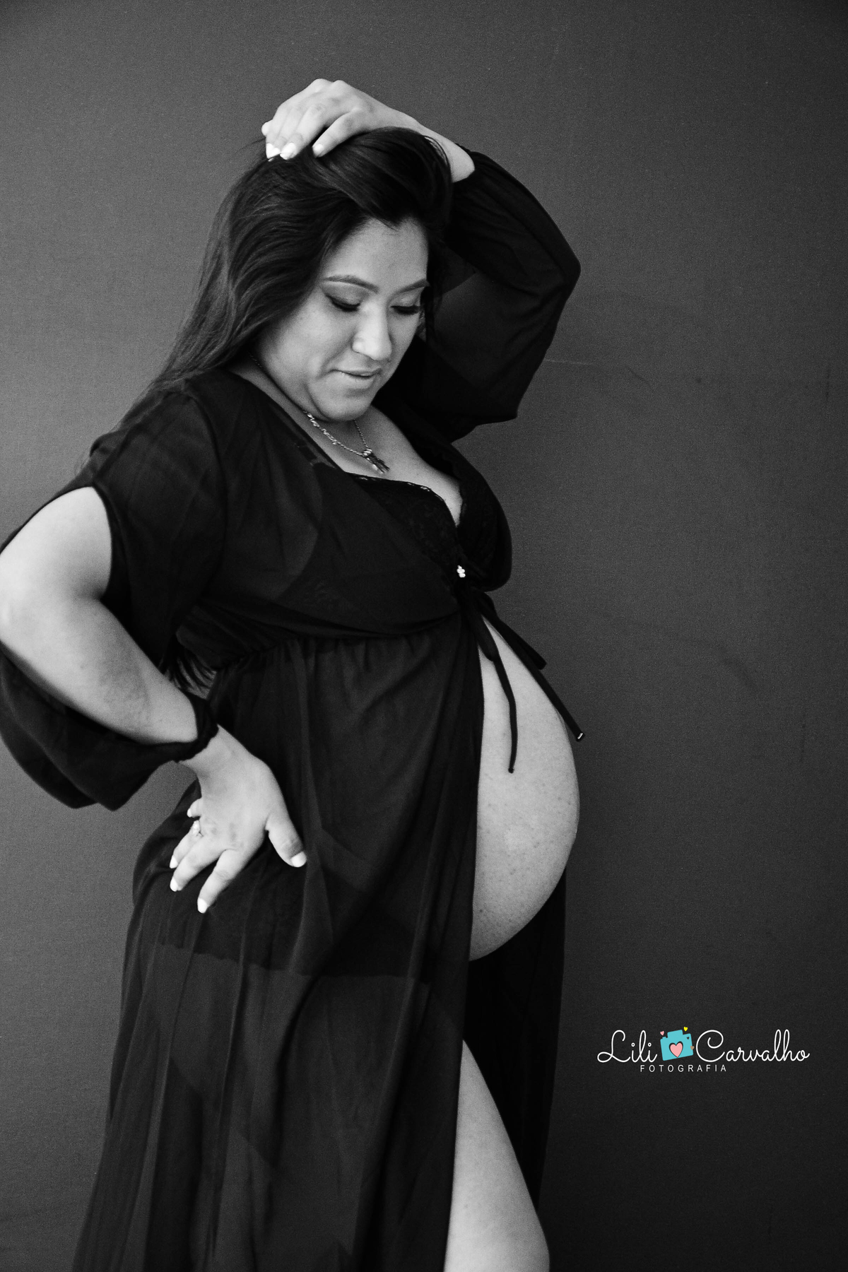 fotografia de gestante em Maringá olhando para baixo 