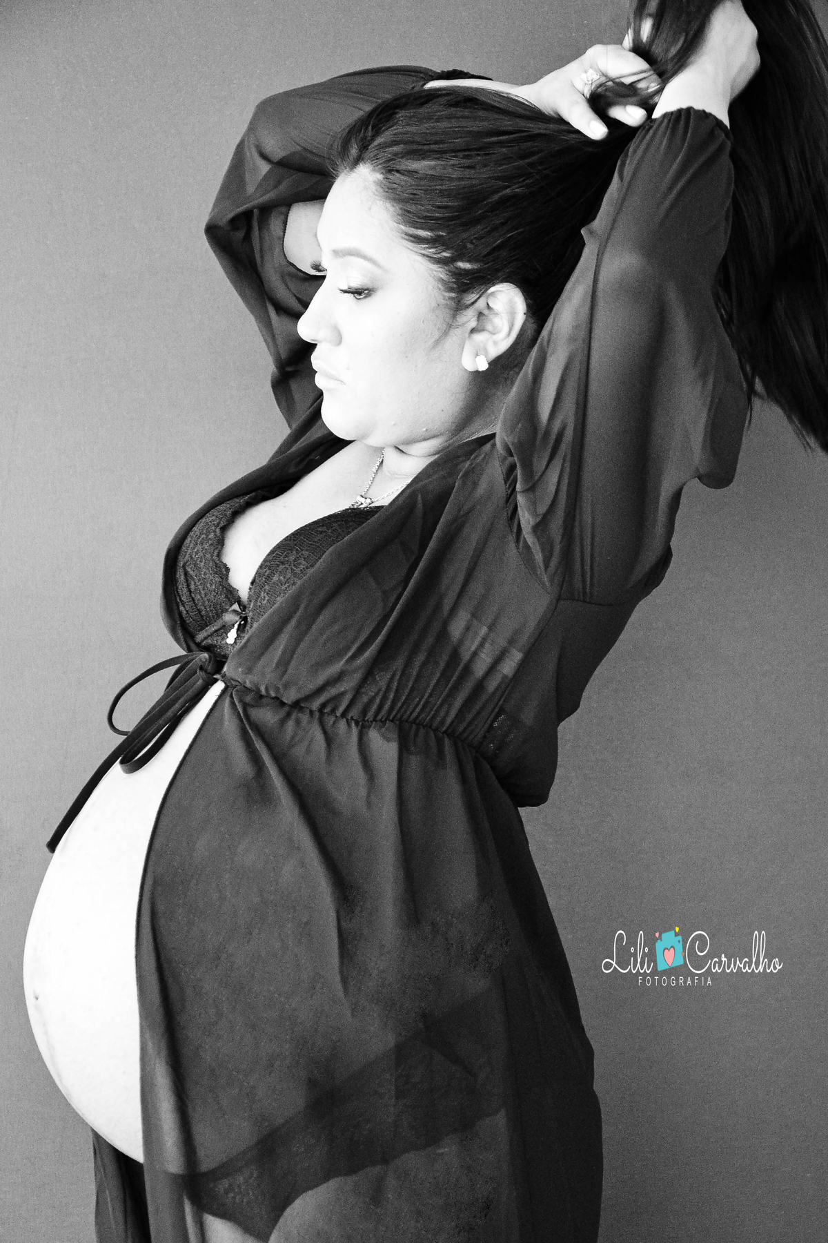 fotografia de gestante em Maringá mão no cabelo 