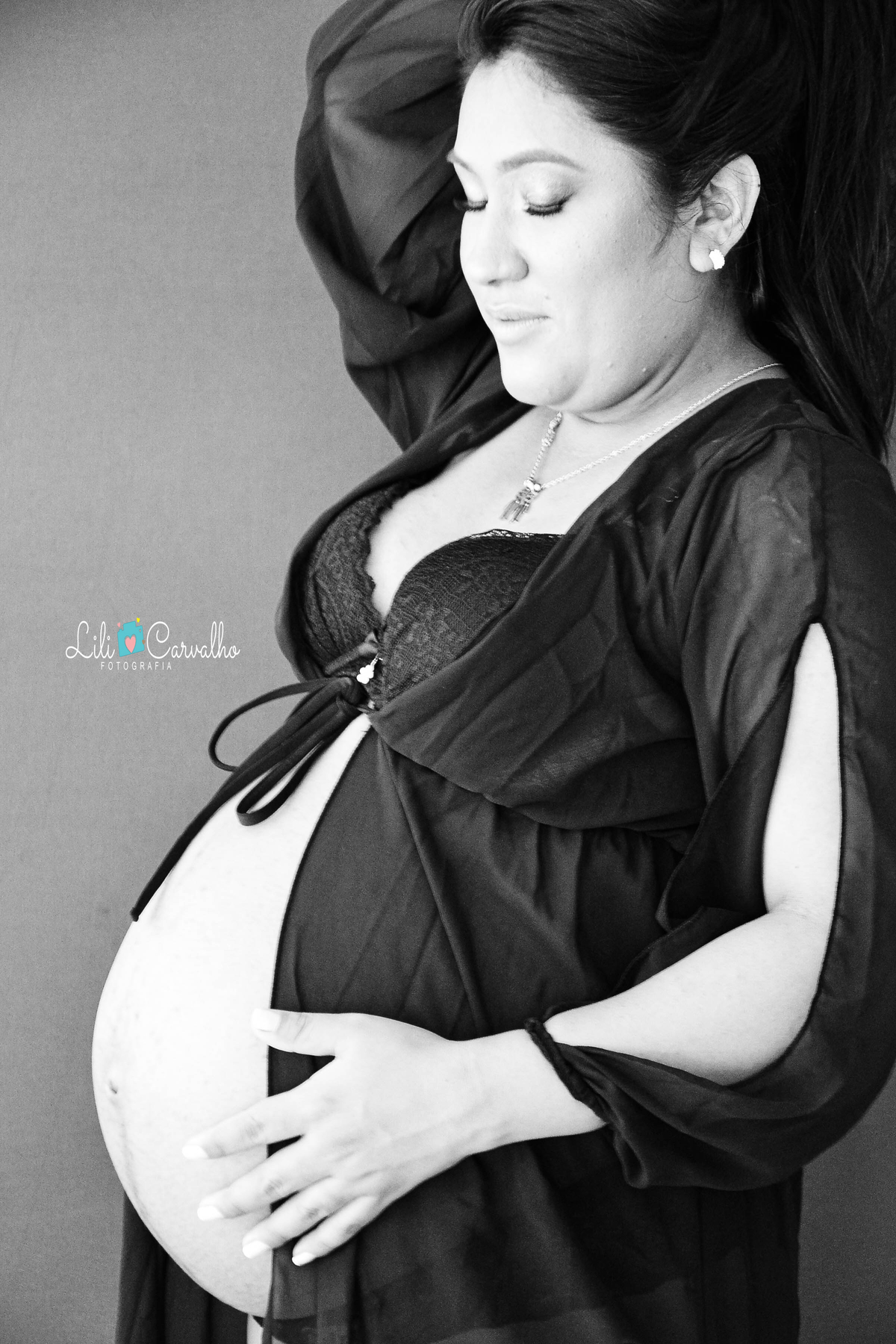 gestante com a mao na barriga em maringá 