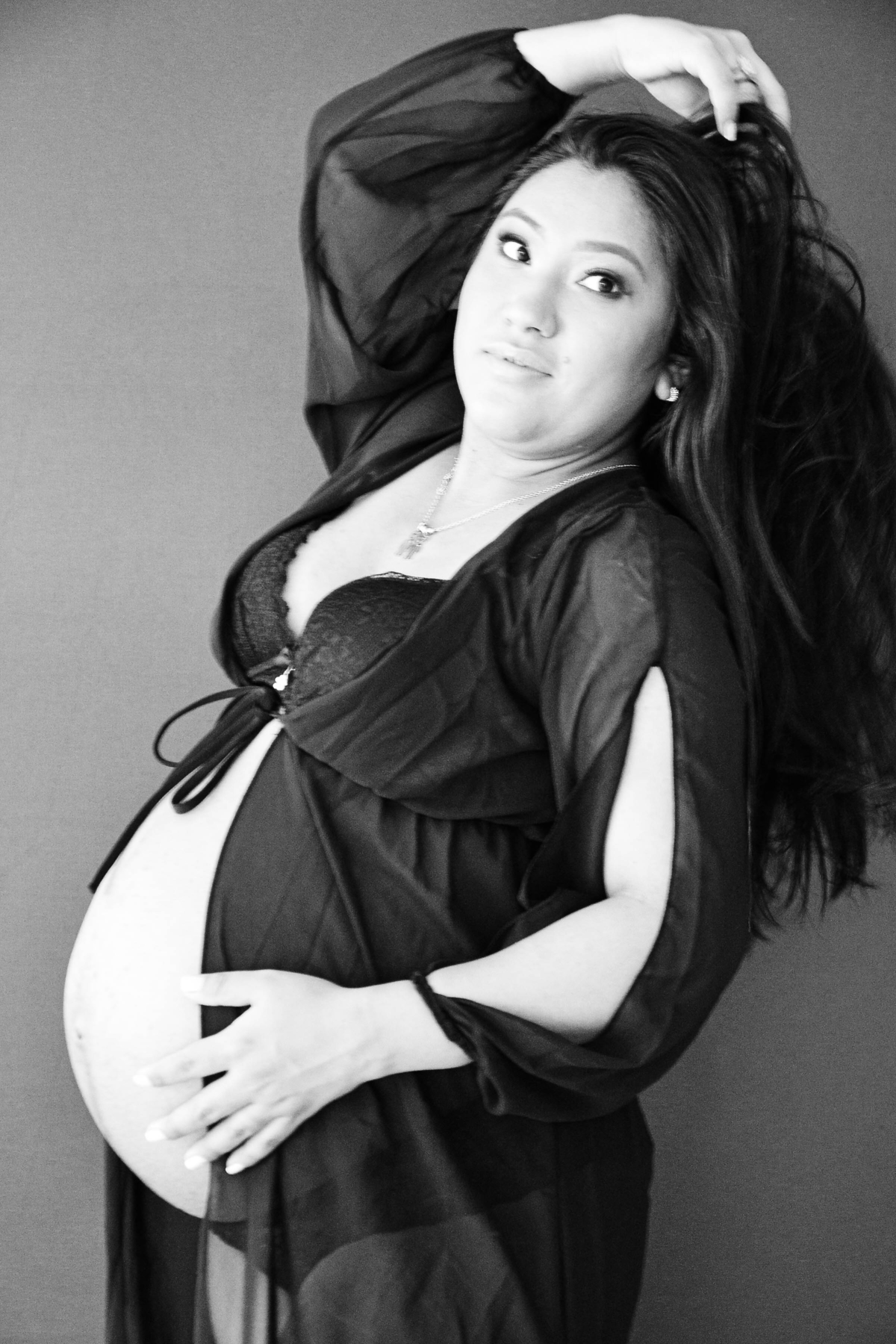 gestante exotica em maringá, foto preto e branco, lingerire