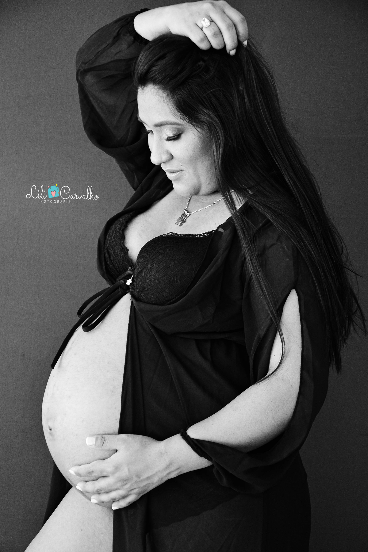 gestante em fotografia preto e branco em maringá pr 