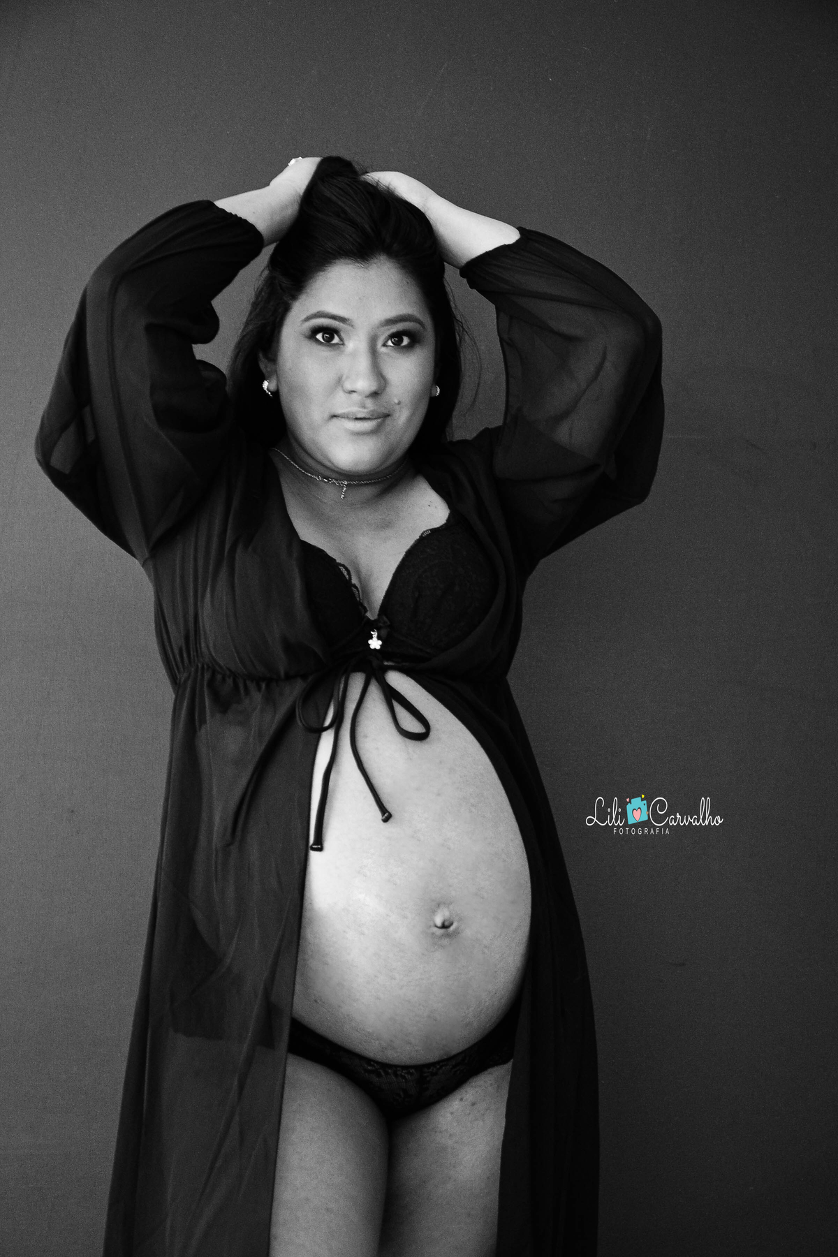 gestante segurando os cabelos 