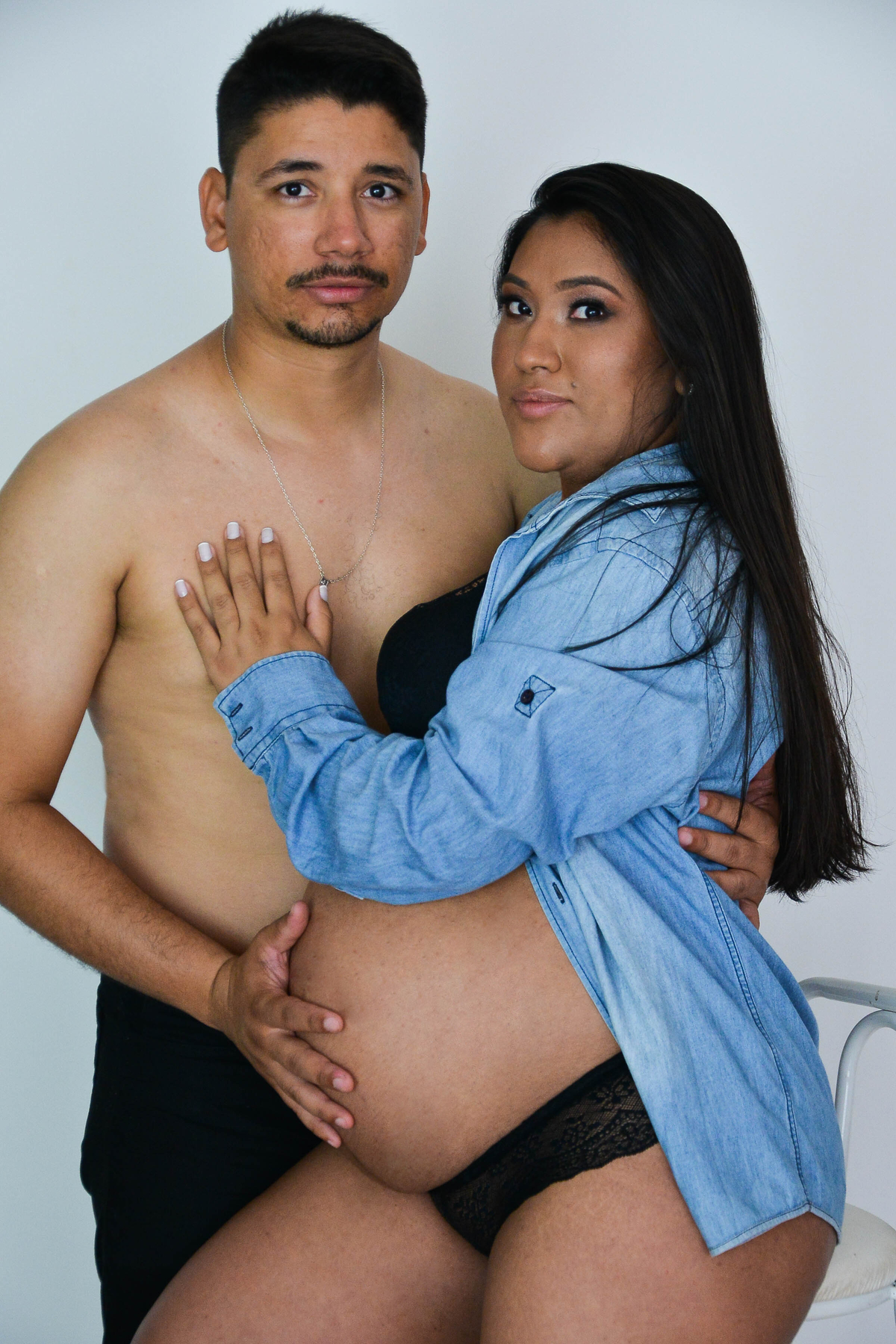 fotografia de gestante em Maringá marido sem camisa 
