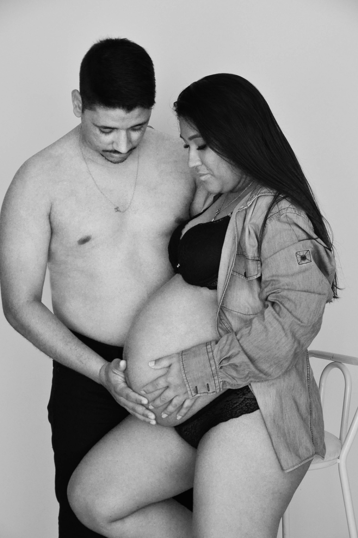 fotografia de gestante em Maringá casal preto e branco 