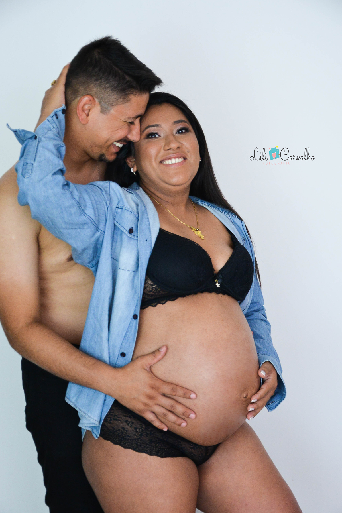 gestante e marido sorrindo em Maringá 