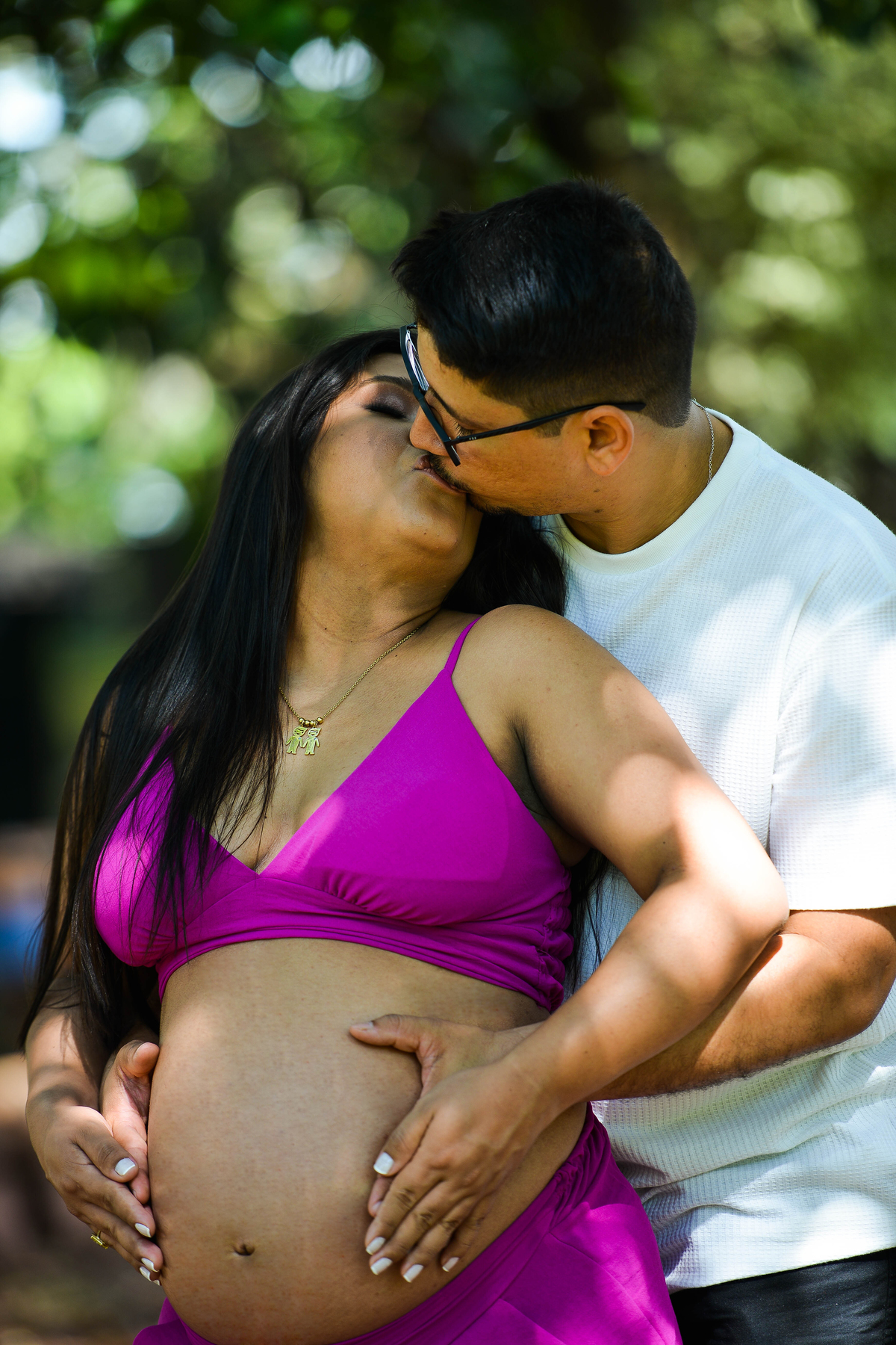 fotografia de gestante em Maringá foto externa beijo 