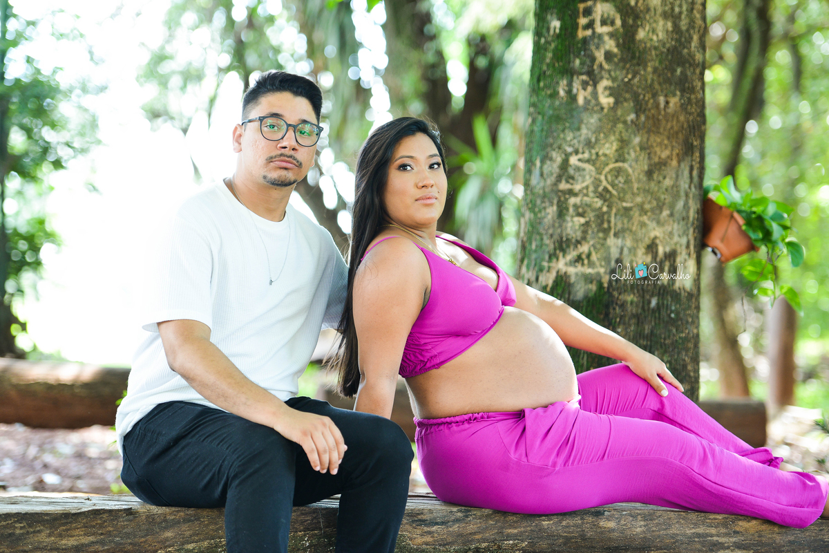 fotografia de gestante em Maringá casal sentado