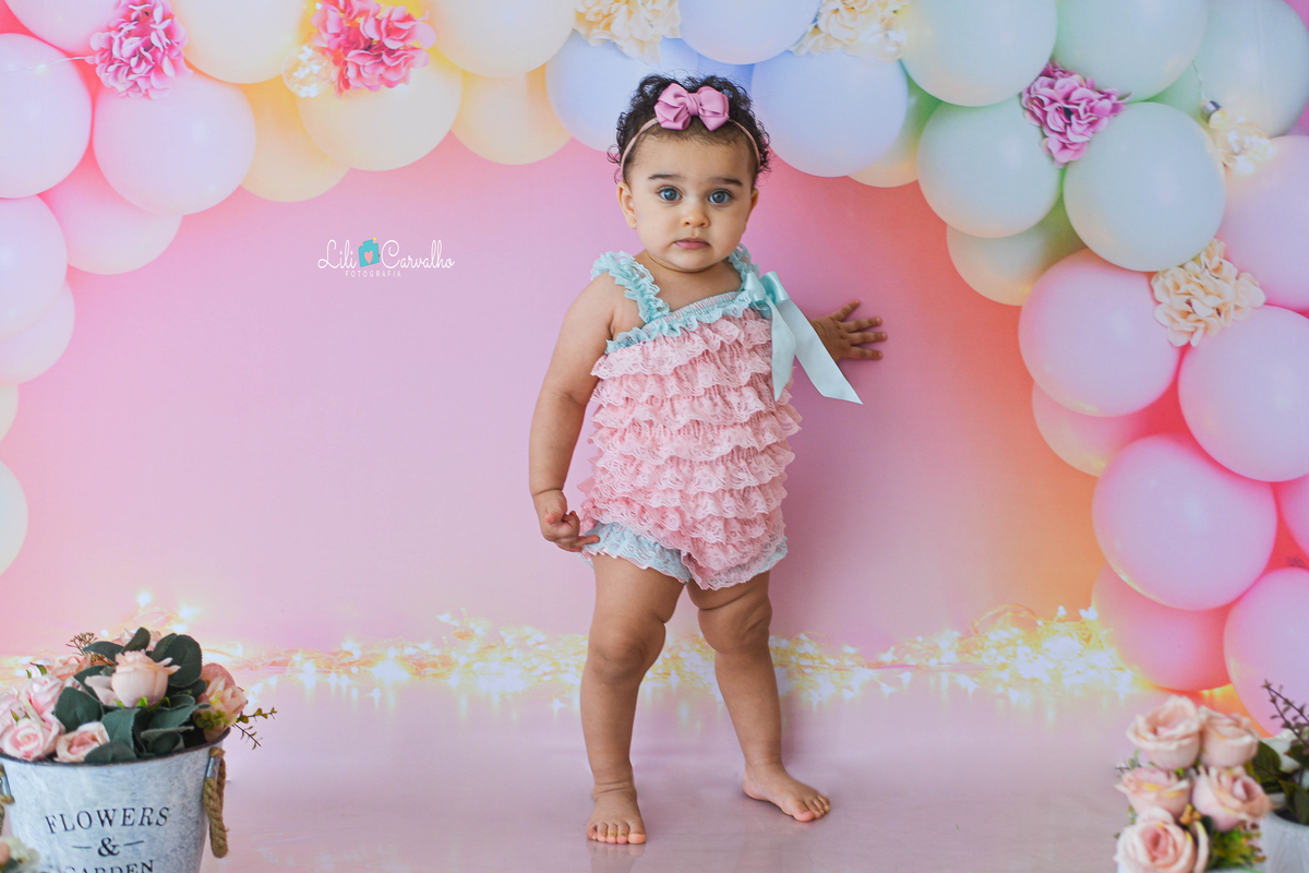 fotografia de criança de smash the cake no estudio em maringá  bebe em pé 