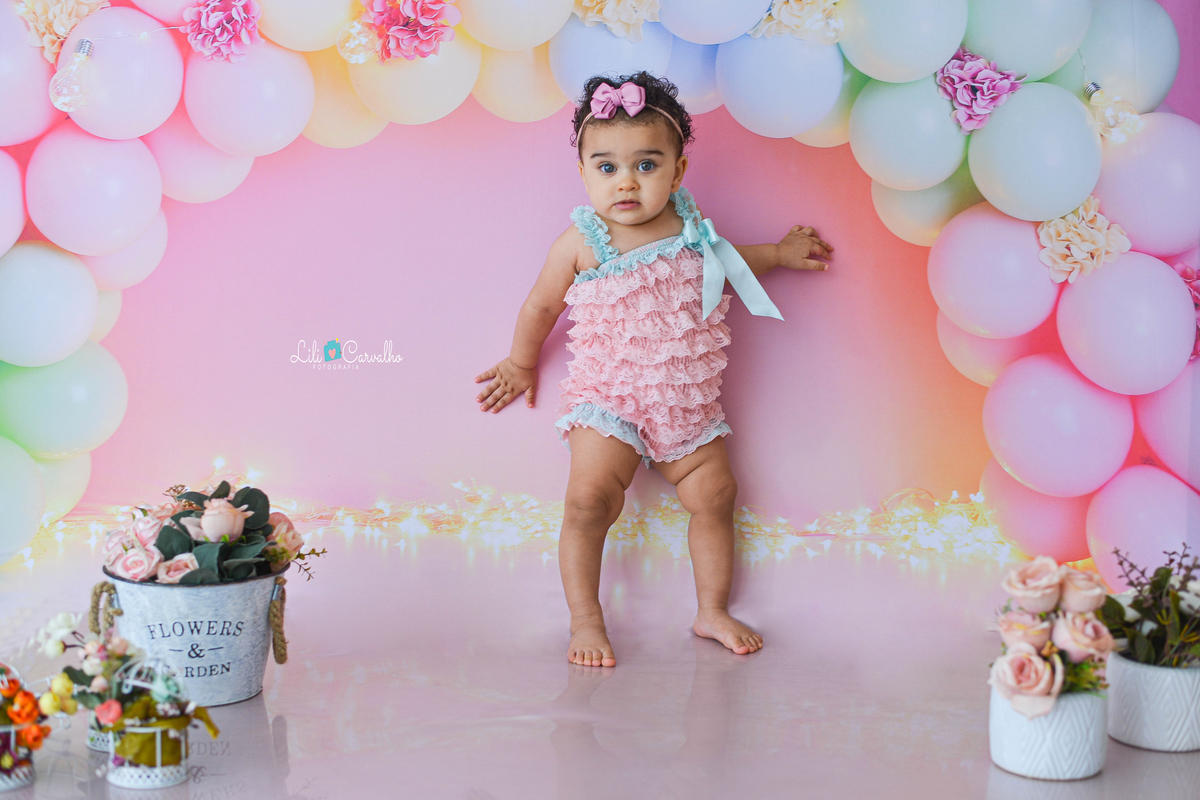 fotografia de criança de smash the cake no estudio em maringá  em pé 