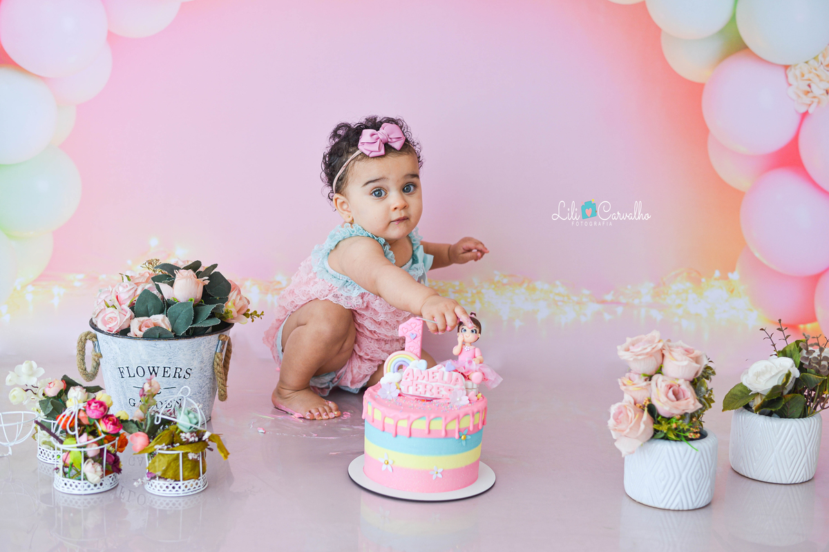fotografia de criança de smash the cake no estudio em maringá  pegando vela 