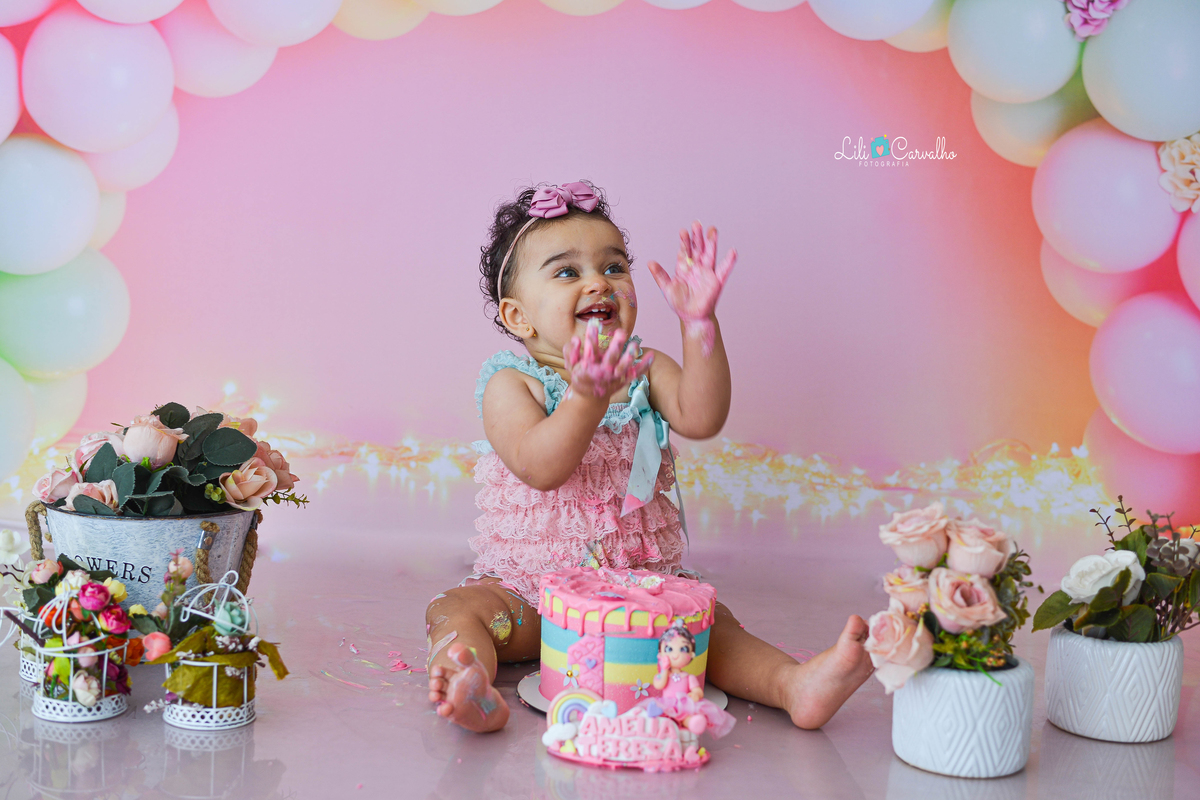 fotografia de criança de smash the cake no estudio em maringá  muitas palmas 