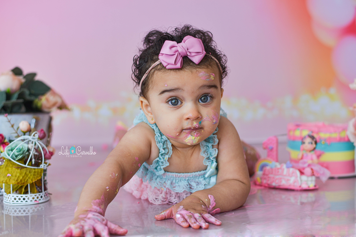 fotografia de criança de smash the cake no estudio em maringá  arrastando 