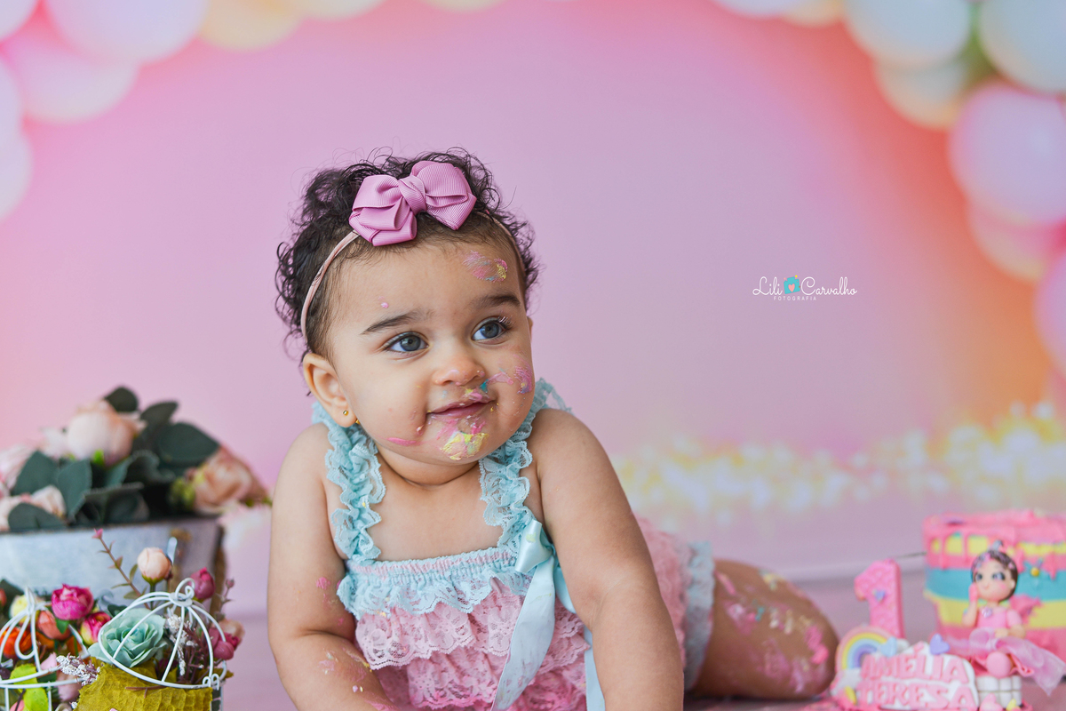 fotografia de criança de smash the cake no estudio em maringá  rosto