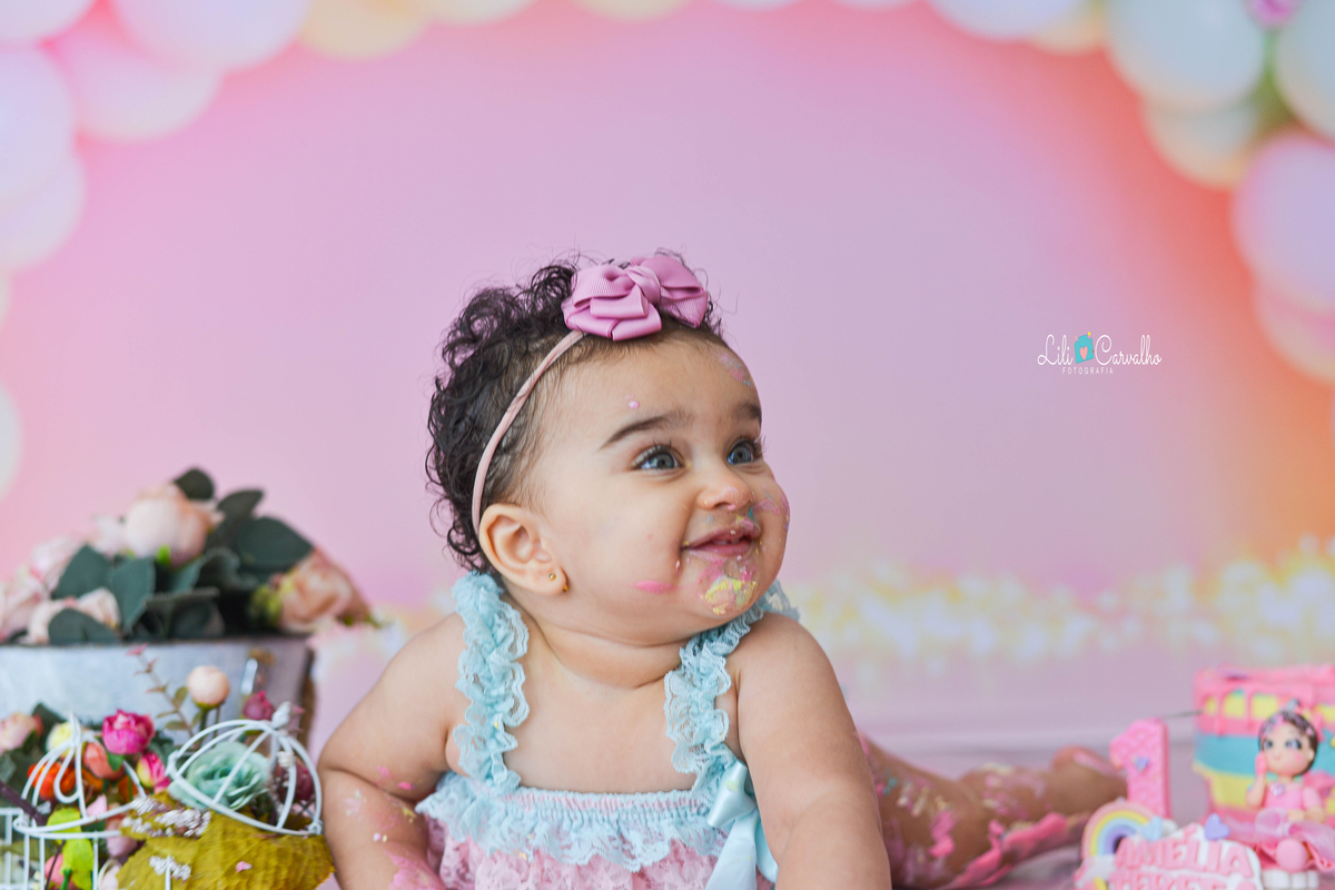 fotografia de criança de smash the cake no estudio em maringá  menina olhando para lado