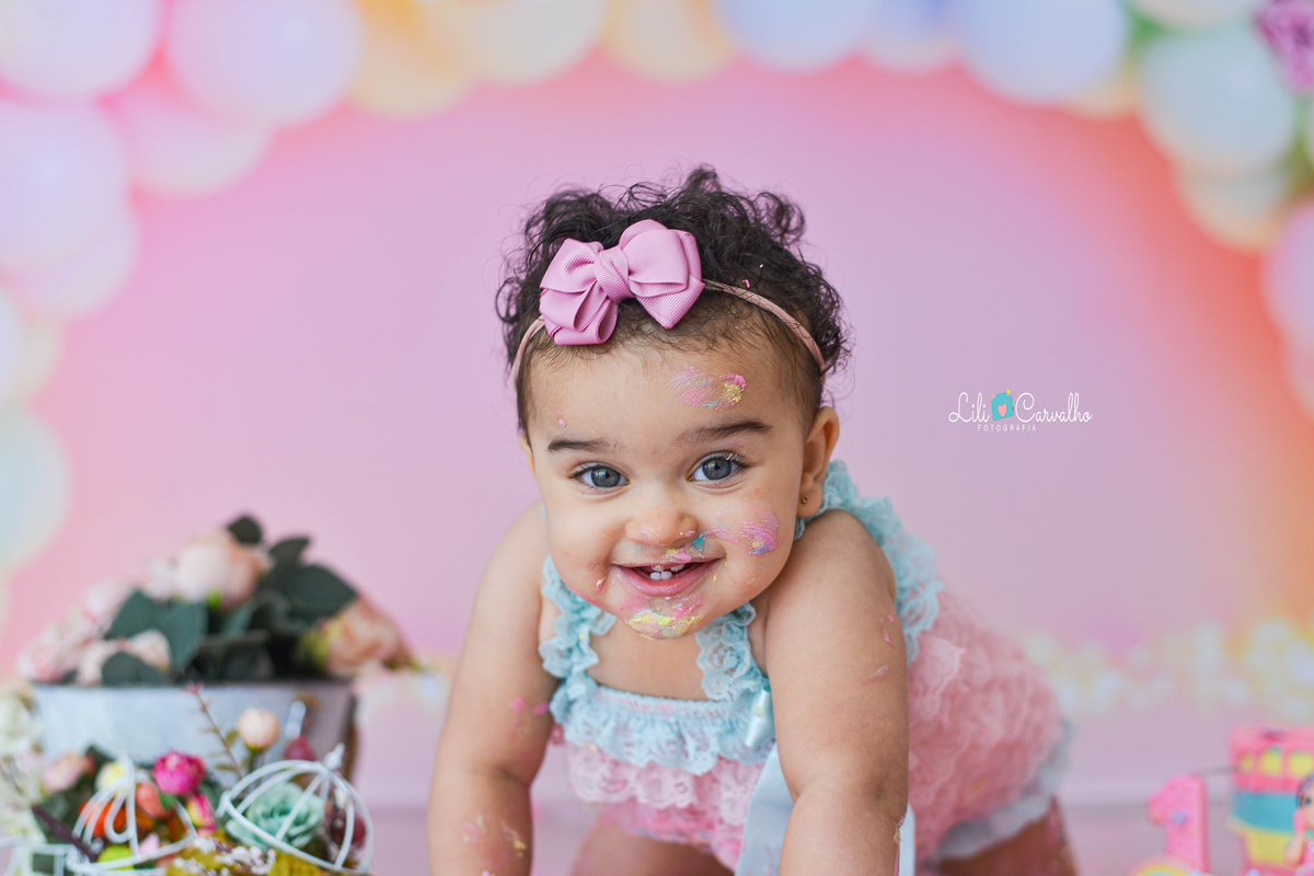 fotografia de criança de smash the cake no estudio em maringá  fofa 