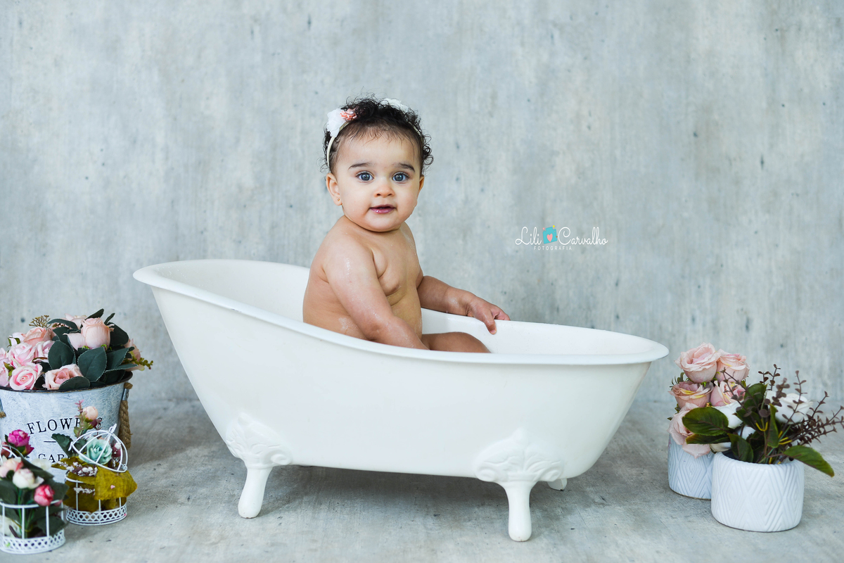 fotografia de criança de smash the cake no estudio em maringá  banho gostoso 