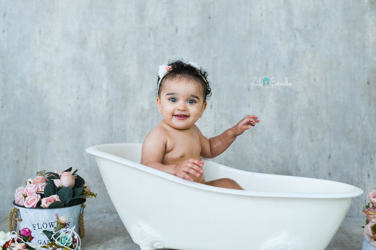 fotografia de criança de smash the cake no estudio em maringá  fofa demais 