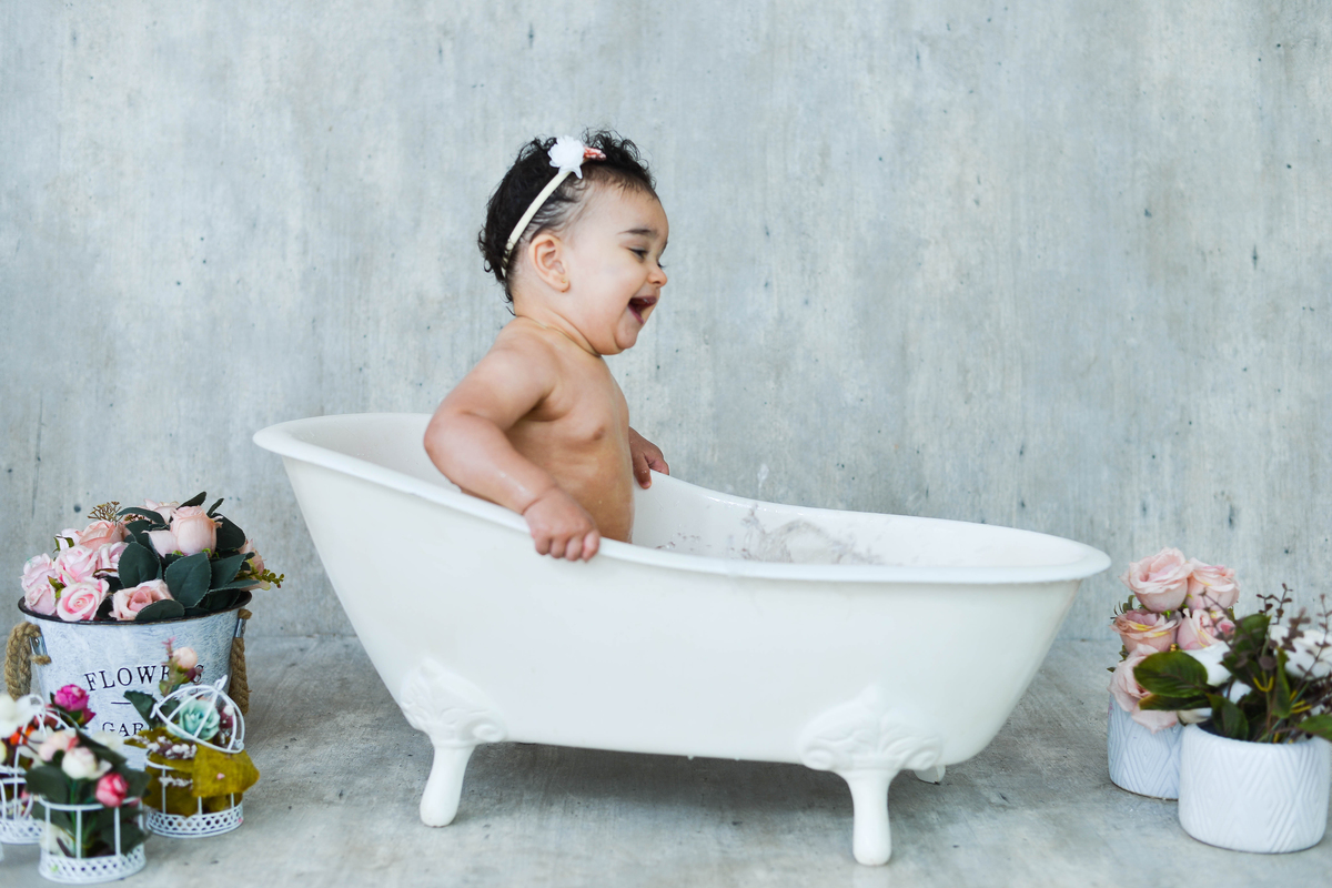 fotografia de criança de smash the cake no estudio em maringá  brincando c água