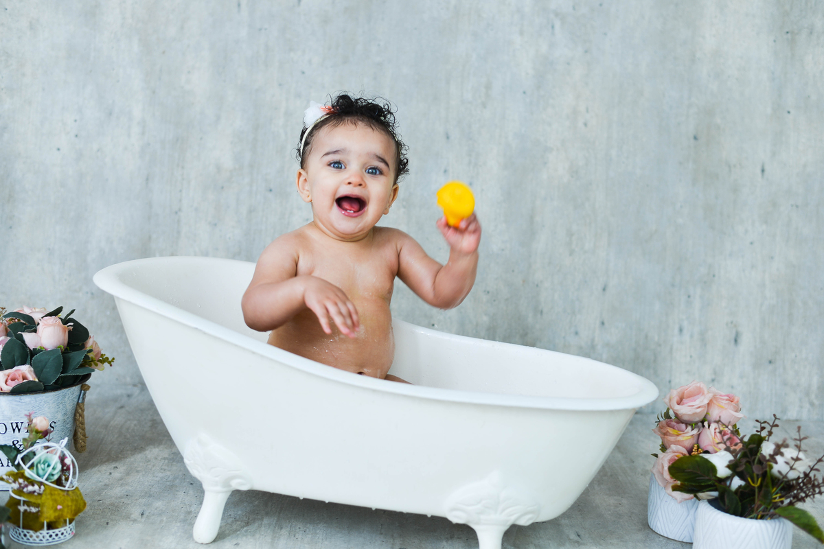 fotografia de criança de smash the cake no estudio em maringá  segurando patinho 