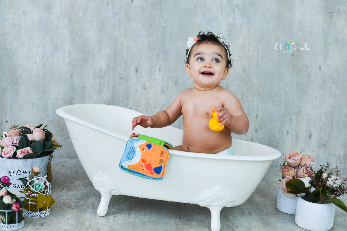 fotografia de criança de smash the cake no estudio em maringá  bagunça 