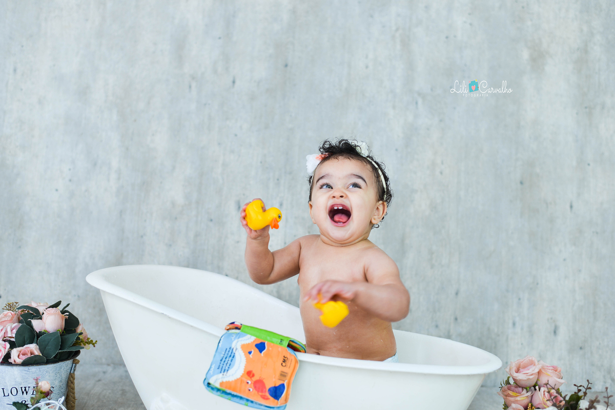 fotografia de criança de smash the cake no estudio em maringá  fofa demais 