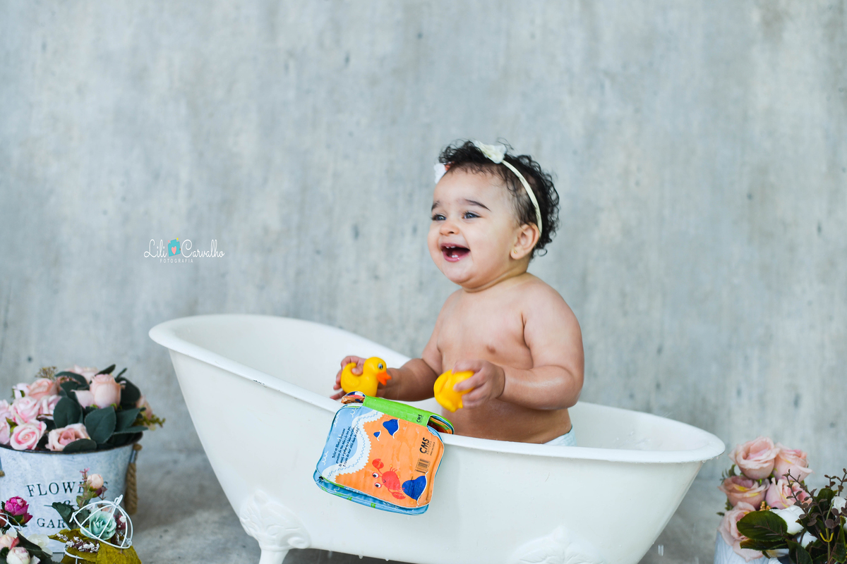 fotografia de criança de smash the cake no estudio em maringá  livrinho