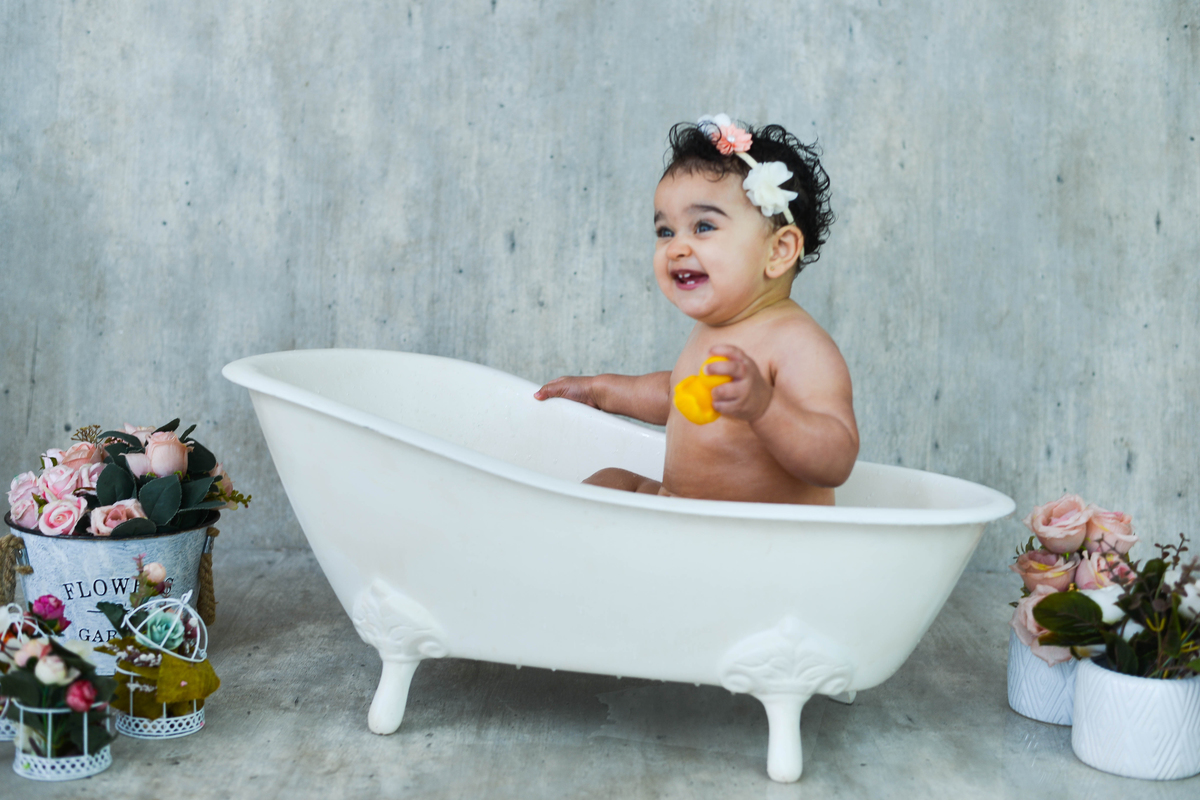 fotografia de criança de smash the cake no estudio em maringá  banheira 
