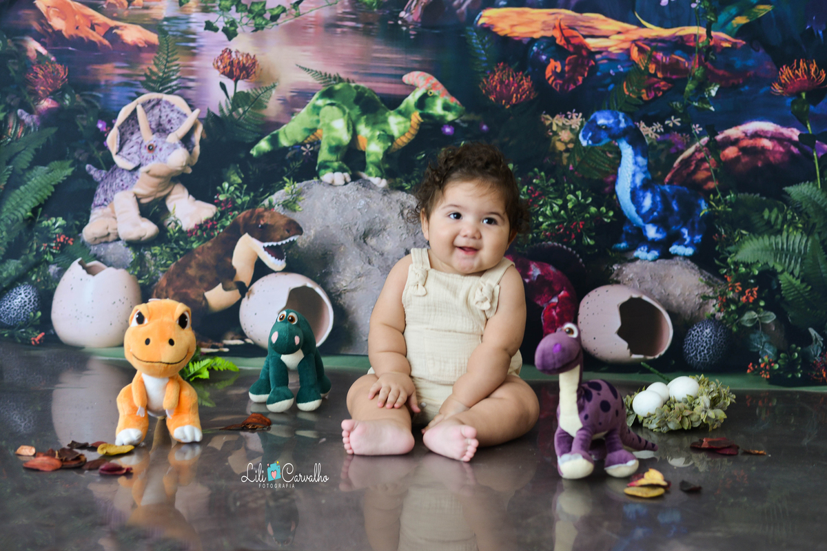 ensaio fotografico de bebê tema dinossauro sorrindo