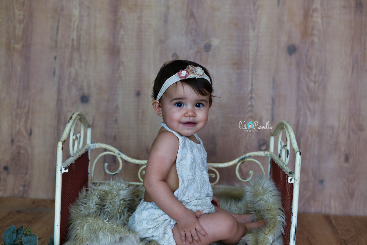 Foto de bebê no estudio em Maringá no berco