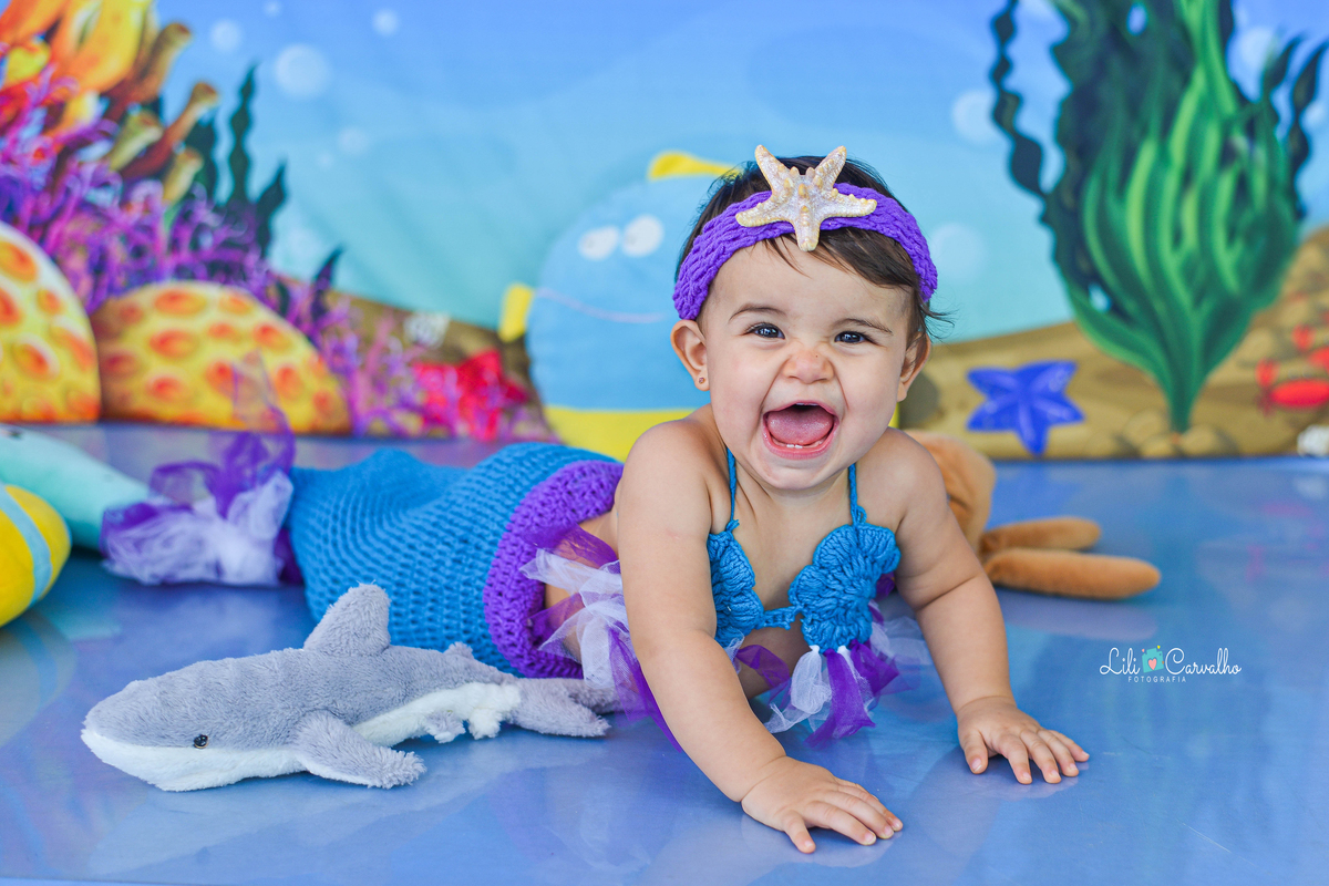 Foto de bebê no estudio em Maringá gargalhada