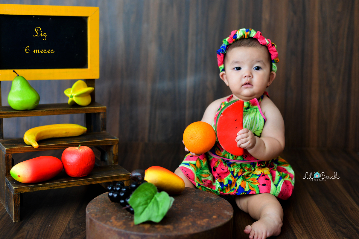 fotografia de bebe no estudio em Maringá segurando melancia 