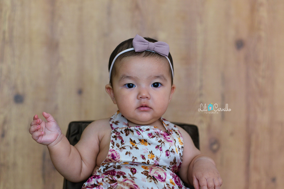 fotografia de bebe no estudio em Maringá fazendo pose 